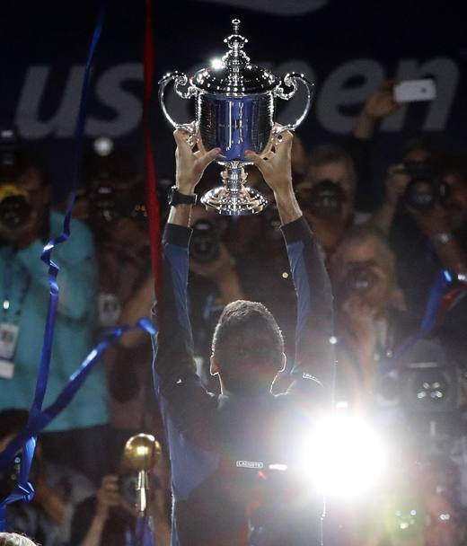 Nole Djokovic alza il trofeo. Secondo in stagione dopo Wimbledon, terzo Us Open in carriera. EPA